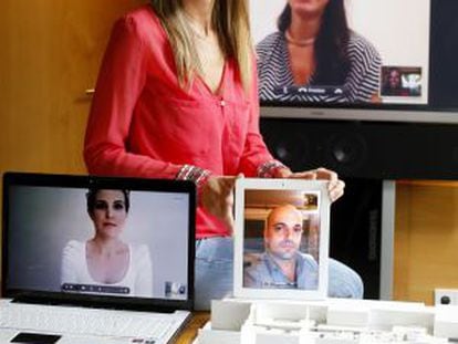 Pilar Moreno holds a video chat with her fellow architects Beatriz Asensio (l) in Luxembourg, Mario Fernández (r) in Shanghai, and Bárbara García (c) in Hong Kong.