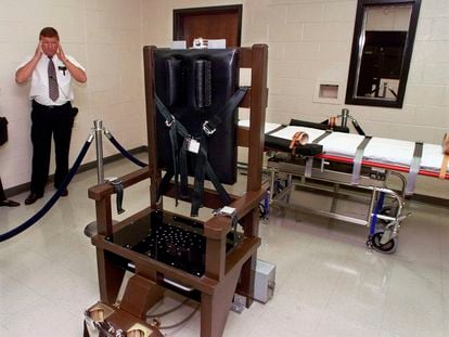 Ricky Bell, warden at Riverbend Maximum Security Institution in Nashville, Tenn., gives a tour of the prison's execution chamber, Oct. 13, 1999.
