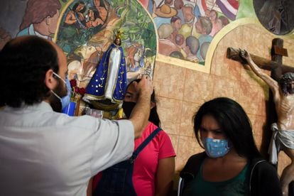Father Facundo Ribero blesses Raizza and Angie in Villa 22-24, in Barracas, Buenos Aires (Argentina). 
