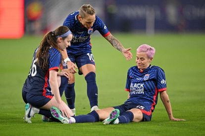 OL Reign soccer player Megan Rapinoe, sitting on the ground after being injured in the NWSL final at Snapdragon Stadium in San Diego (California).