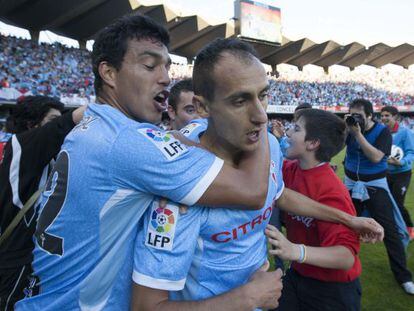 Celta players and fans celebrate with goalscorer Natxo Insa (center) at the final whistle. 
