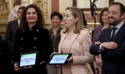 Finance Minister María Jesús Montero (l) and Congressional speaker Ana Pastor present the 2019 budget plan.