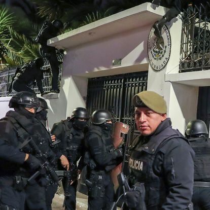 Ecuadorian police prepare to assault the Mexican embassy in Quito; April 5, 2024.