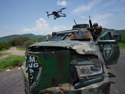 A vehicle and a drone operated by CJNG at a roadblock in Aguililla (Michoacán) in April 2021.