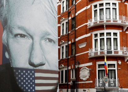 An image of Julian Assange next to the Ecuadorean embassy in London.