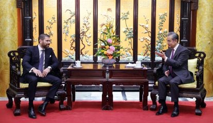 Laureano Ortega (l), son of Daniel Ortega, with China's top diplomat Wang Yi, during a diplomatic visit to the Asian country, on February 9.