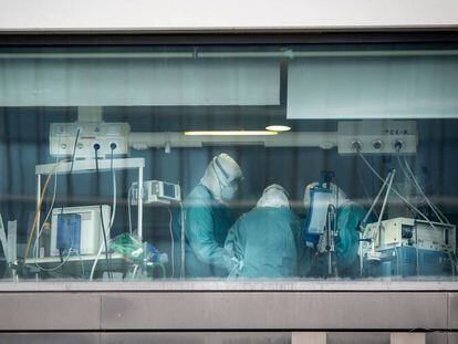 Healthcare workers in the intensive care unit of La Paz Hospital in Madrid.