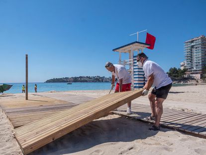 Workers prepare a beach in Mallorca for people with reduced mobility.