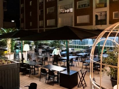 An empty restaurant in Madrid's Chamberí neighborhood on Thursday night.