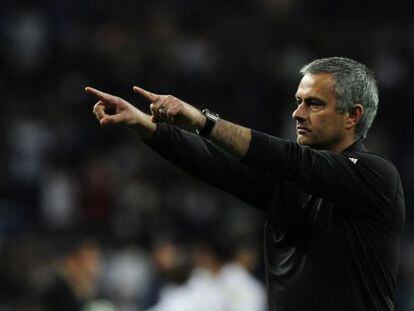 Jos&eacute; Mourinho gestures to supporters after the Champions League football match between Real Madrid and CSKA Moscow. 