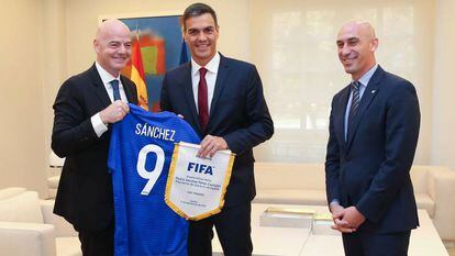 Gianni Infantino, Pedro Sánchez and Luis Rubiales in La Moncloa today.