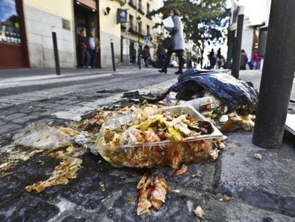Food strewn across the ground in Jesús street.