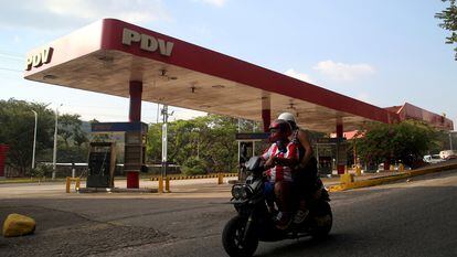 A service station closed due to lack of fuel in San Cristóbal, Táchira, Venezuela.