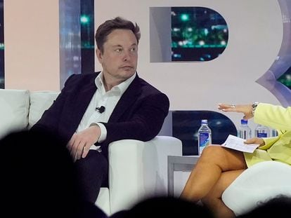 Twitter CEO Elon Musk, center, speaks with Linda Yaccarino, chairman of global advertising and partnerships for NBC Tuesday, April 18, 2023, in Miami Beach, Florida.