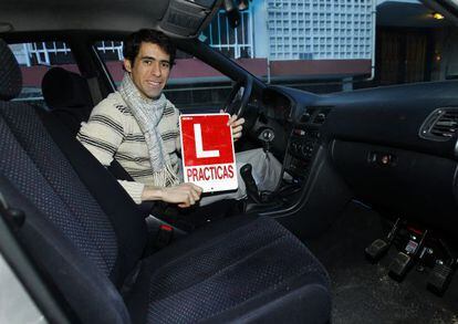 In the driver&#039;s seat: Gabriel Lucas holds up his hard-won &#039;L&#039; plate in his specially adapted Honda Accord.