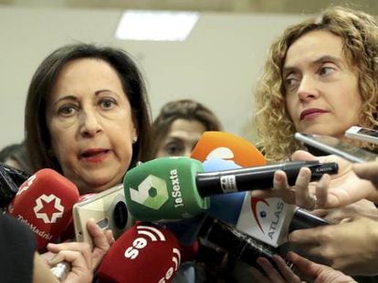 Socialist spokespersons Margarita Robles (l) and Meritxell Batet request clarification on Russian interference.