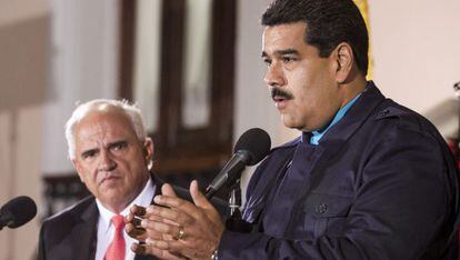 Venezuelan President Nicolás Maduro (right) and Unasur secretary general Ernesto Samper on Wednesday in Caracas.