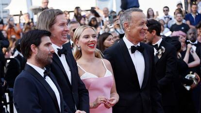 Jason Schwartzman, from left, director Wes Anderson, Scarlett Johansson, and Tom Hanks at the premiere of the film 'Asteroid City' at the 76th international film festival, Cannes, southern France, Tuesday, May 23, 2023.