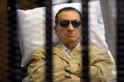 Ousted Egyptian president Hosni Mubarak sits inside a cage in a courtroom during his verdict hearing in Cairo on June 2, 2012.