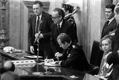 King Juan Carlos signs the Constitution in Congress in December 1978.
