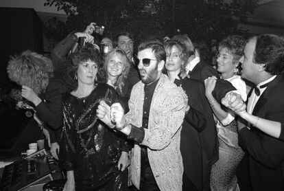 Ringo Starr and Barbara Bach, upon arrival at the opening of The London Brasserie restaurant in 1987.