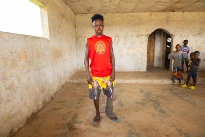 David Sumo is 18 years old. One year ago his leg started to swell. He has never seen a doctor. He suffers from lymphatic filariasis, a mosquito-borne disease, commonly known as elephantiasis.