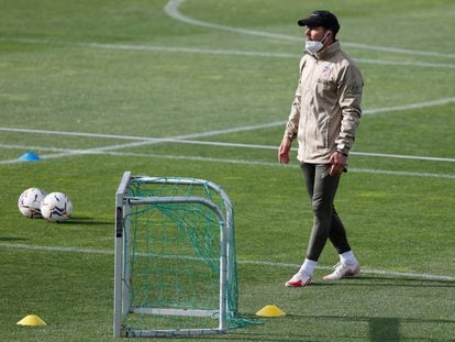 Diego Simeone, the manager of Atlético de Madrid, during a training session.