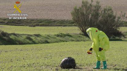 A Civil Guard officer in a hazmat suit analyzes the strange object in Murcia.