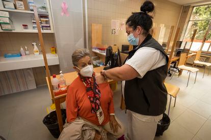 A health worker vaccinates a woman in Pontevedra in Galicia.