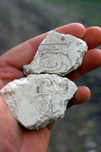 The fragments showing a dot and a line that are part of the number seven as well as part of a deer's head.