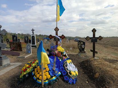 The grave of Andriy Kozir, the soldier for whom the funeral was held in Hrozar. 