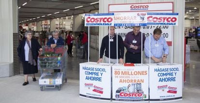 Customers shop at Costco in Getafe (Madrid).