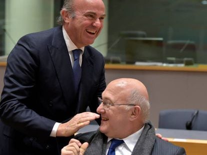 Spanish Economy Minister Luis de Guindos (l) with French counterpart Michel Sapin.