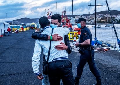 The last migrants at the port of Arguineguín in Gran Canaria were transferred to different facilities on Sunday.