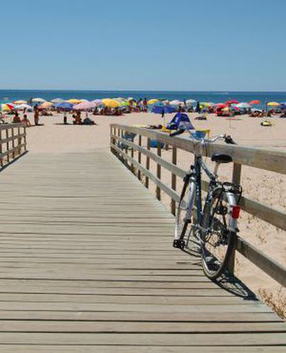 A bicycle on the boardwalk on Falésia beach.