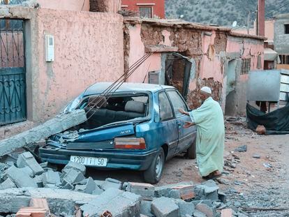 Un vecino de la zona de Uirgan observa los efectos del terremoto en su calle.