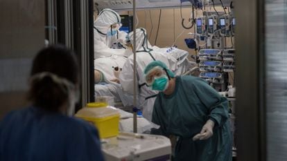 A coronavirus patient in the intensive care unit of the Vall d’Hebron hospital in Barcelona.