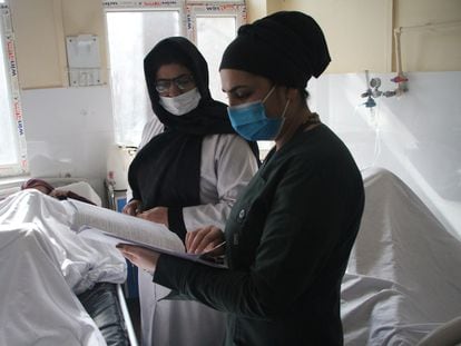 KABUL, Feb. 17, 2022  -- Malalai Rahim Faizi (2nd R) visits a patient at the Malalai Zizhanton Hospital in Kabul, Afghanistan, on Feb. 8, 2022