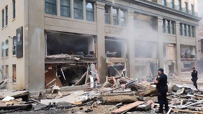 Explosion at historic Texas hotel injures 21 and scatters debris in ...