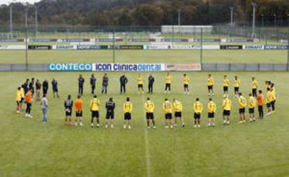 Deportivo de La Coruña players observe a minute’s silence after the death of one of their supporters.