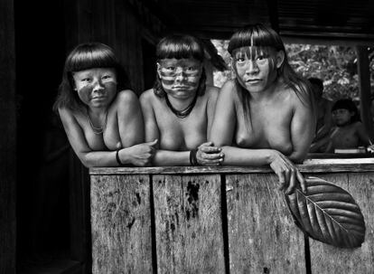 Cousins Hahani, Tiniru and Ugunja, at the Sesai health center near the Pretáo canal (State of Amazonas, 2017). Ugunja died months later from a toxic substance that the Suruwahá use to hunt and fish.