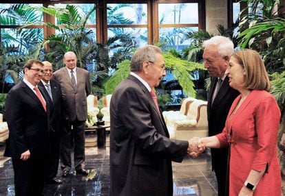 Cuban President Raúl Castro greets Spanish Foreign Minister Jose Manuel Garcia-Margallo and Public Works Minister Ana Pastor in Havana.
