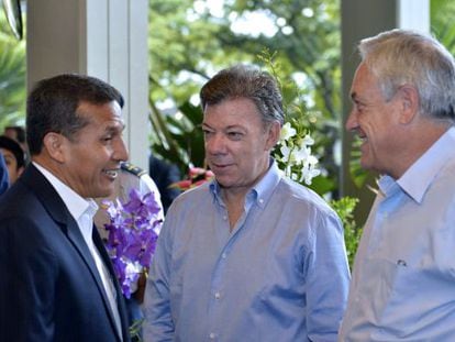 A handout picture provided by Colombia&#039;s Presidency shows Colombian President Juan Manuel Santos (c) meeting his counterparts from Peru, Ollanta Humala (l), and from Chile, Sebasti&aacute;n Pi&ntilde;era (r), in Cali.