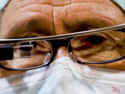 Dr Pedro Guill&eacute;n wearing his Google eyeglasses during the operation at Cl&iacute;nica Cemtro.