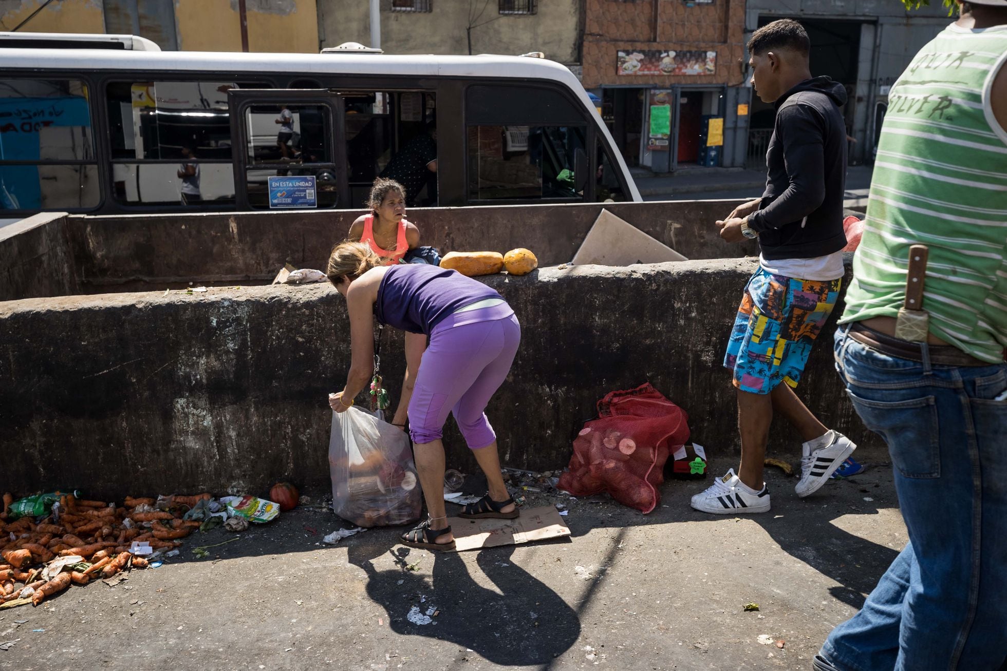 A person removes a pile of garbage in Caracas, Venezuela. MIGUEL GUTIERREZ (EFE)