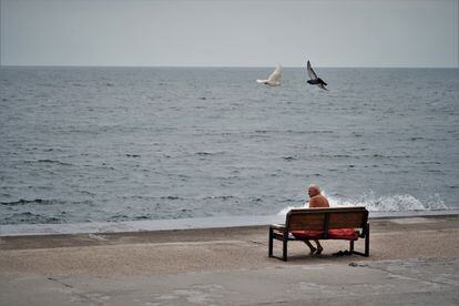 A man on the Lanzheron beach in Odesa.