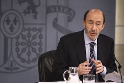 Alfredo Pérez Rubalcaba in the press conference after the Cabinet meeting.