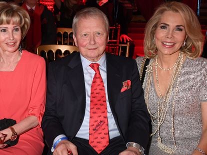 From left to right, Claudia Hübner, Wolfgang Porsche and Gabriela from Leiningen at a party in February 2018.