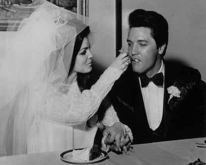 Elvis y Priscilla Presley en su boda, en 1967.