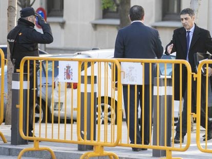 Josep Lluís Trapero (r) arrives at the Supreme Court.